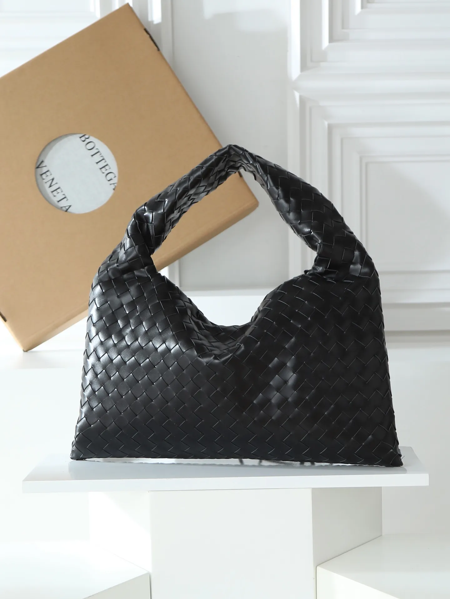 1180. #Bv’s new medium size HO 796262. The bag body and handles are made of a whole piece of woven leather. The bag body is soft and lazy. Ho symbolizes the praise of innovation and eternal craftsmanship [love]. The pyramid silhouette combines practicality and fashion. It is modern and casual. The double-sided closure design of the bag mouth is more convenient and safe! Made of soft cowhide and full of texture, this is a must-have for fashionable ladies who like minimalism, comfort and casualness! Dimensions: 46x21x10